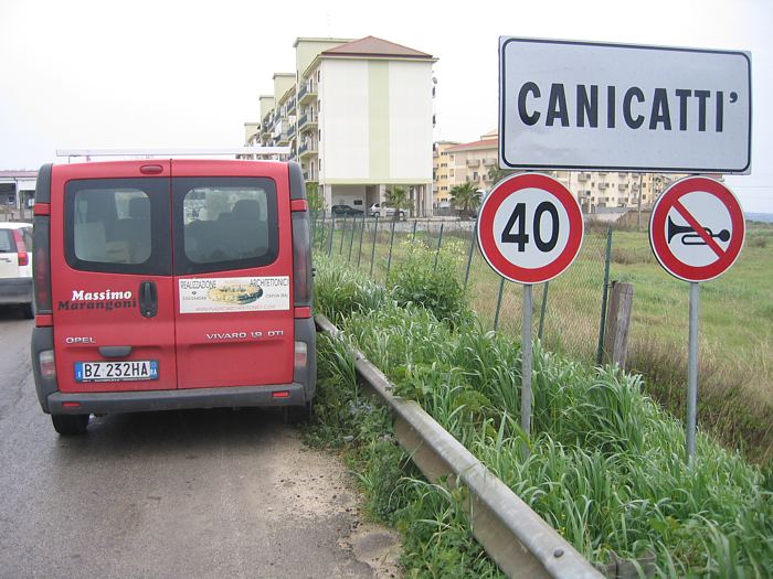 furgone consegna plastici